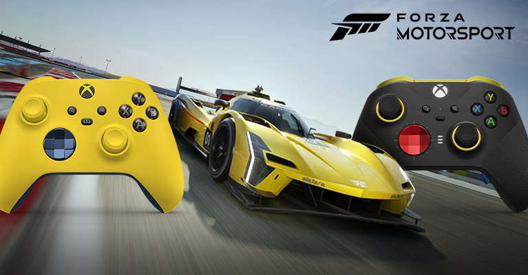 Logo gry Forza Motorsport. Cadillac Racing V-Series.R nr 1 z 2023 roku mknący między dwoma kontrolerami spersonalizowanymi w Xbox Design Lab