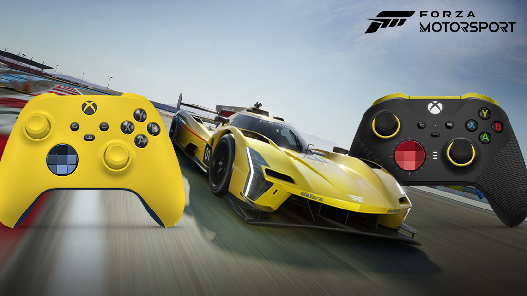 Forza Motorsport ロゴ。Xbox Design Lab でカスタマイズされた 2 つのコントローラー間を高速で走る 2023 No. 1 Cadillac Racing V-Series.R。