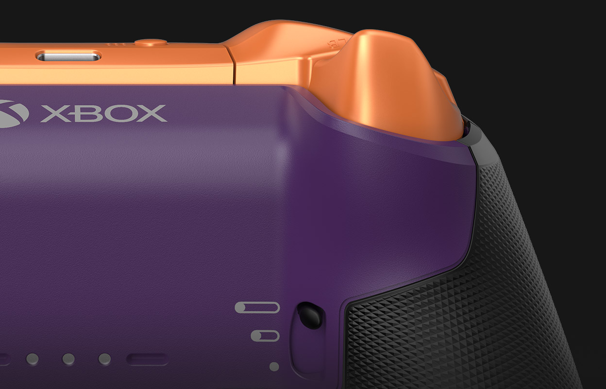 Vista posteriore del Controller Wireless Elite per Xbox Series 2, personalizzato con Xbox Design Lab, che mostra i grilletti metallici sul retro del controller.